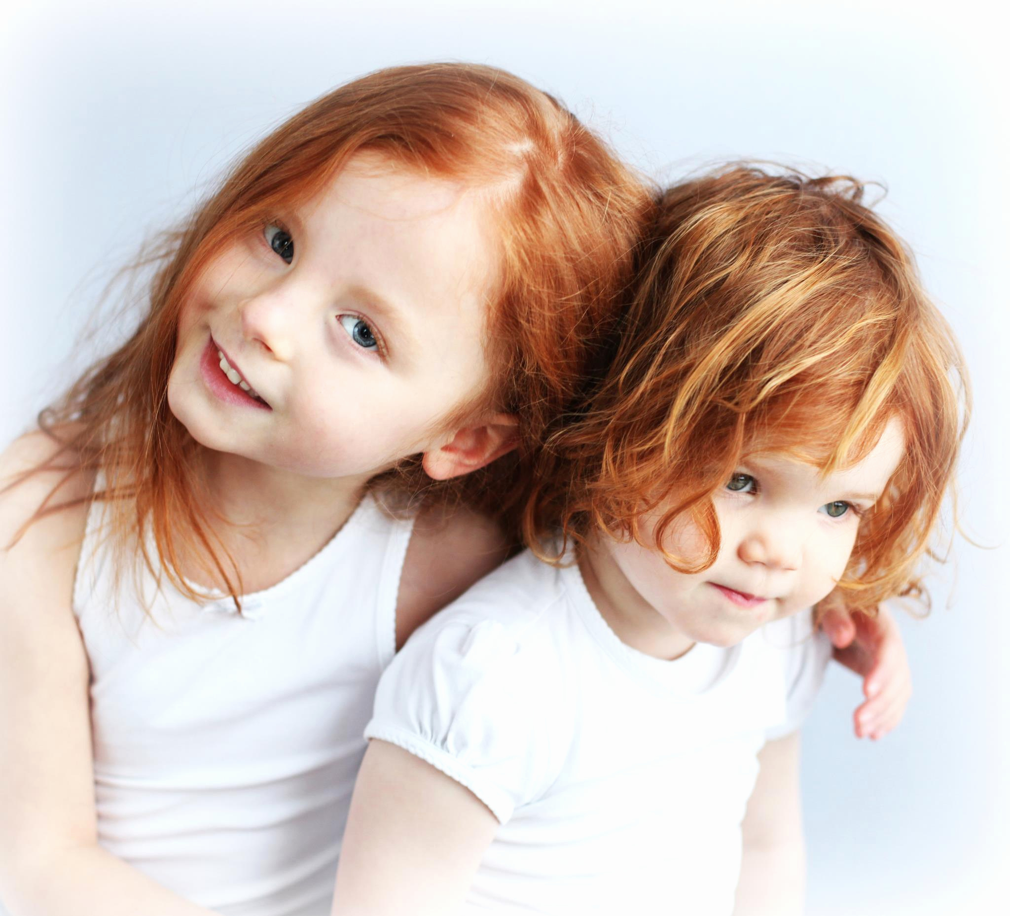 Рыжую сестренку. Рыжие Близнецы. Рыжеволосые дети. Рыжие детки. Девочка с рыжими волосами близняшки.