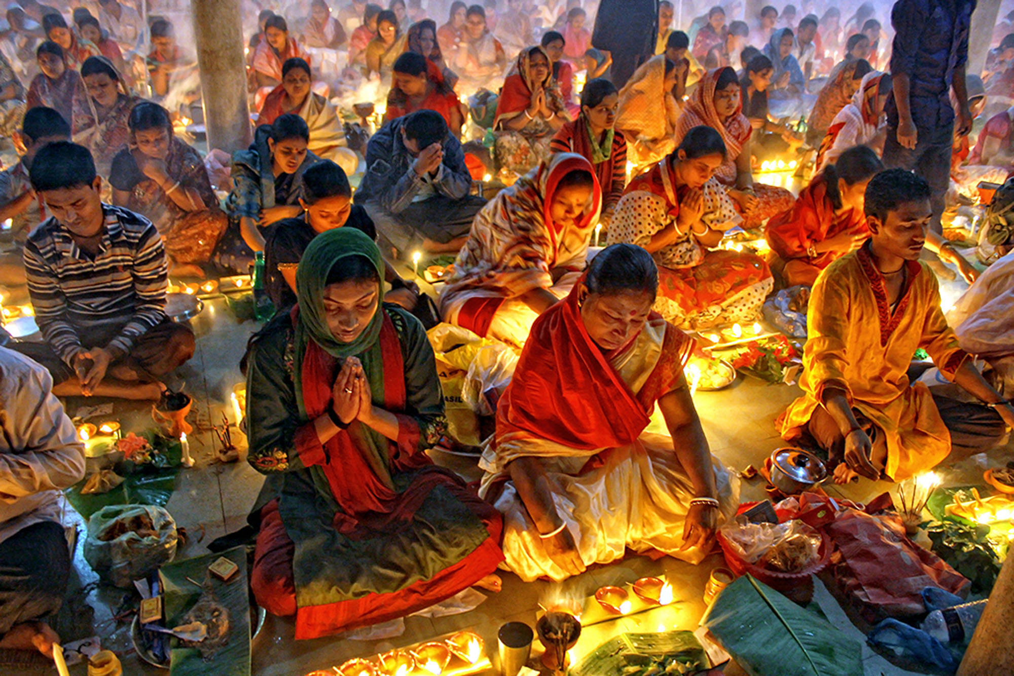 Культурный ритуал. Индуистский храм в Индии молящиеся. Индуисты молятся.