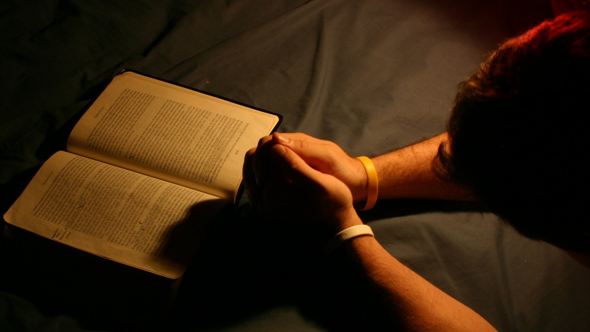 Слушать мужскую молитву. Молитва и чтение Библии. Человек с Библией. Человек молится перед Библией. Библия в руках.