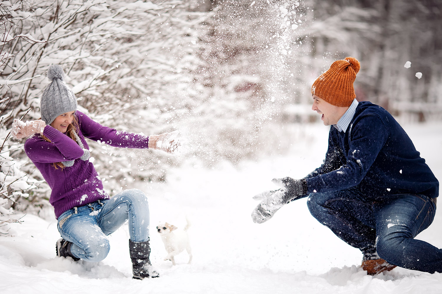 Повторяй снег. Игра в снежки. Зима радость. Люди зимой. Фотосессия зимой на улице.